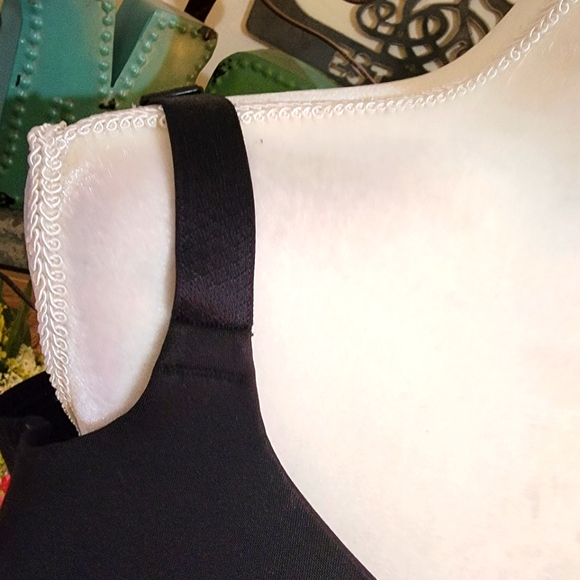 Vanity Fair Black Beauty Back Smoothing Full Figure Bra Size 42DDD or 42F - Picture 6 of 9
